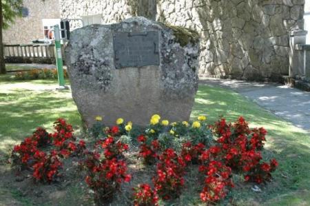 Imaxe: Monolith tribute to Rosalía de Castro